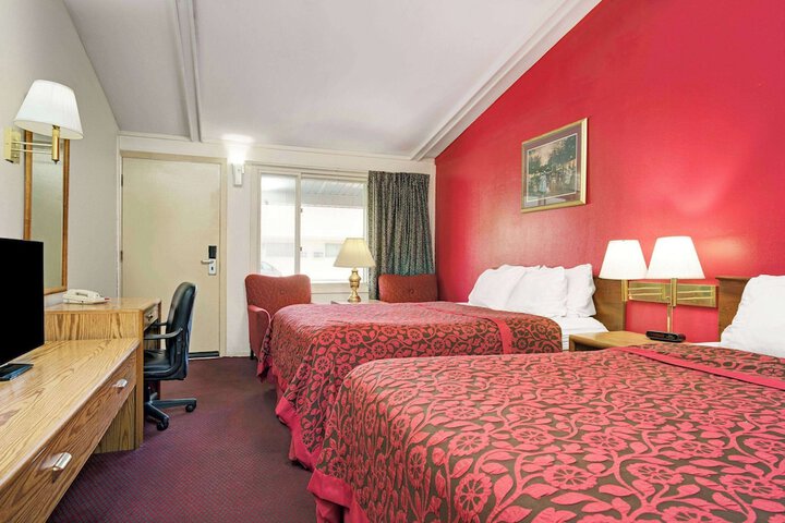 1 Queen Bed (6 of 10)