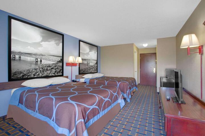 2 Queen Beds (2 of 7)