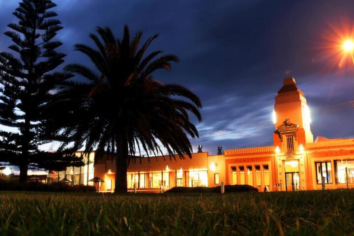 Exterior of The Central Hotel Motel Lakes Entrance