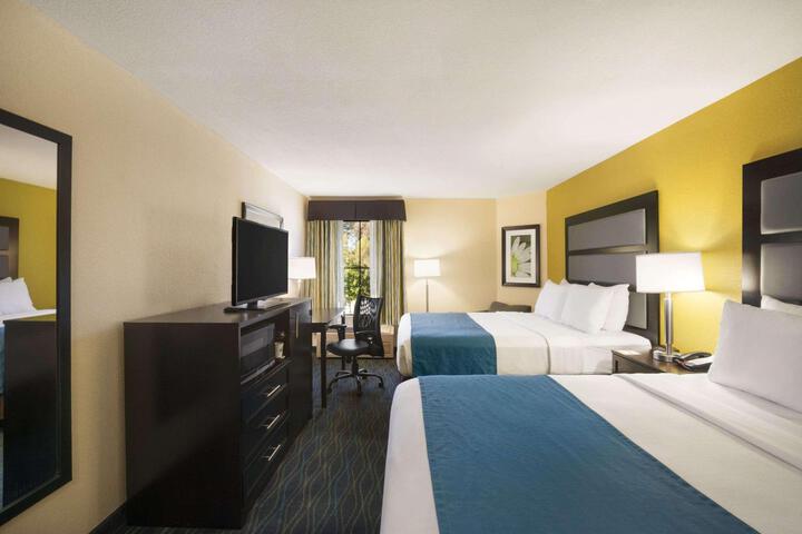 2 Queen Beds (4 of 8)