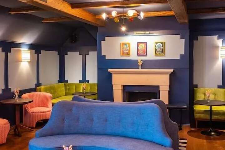 Lounge 49 of 53