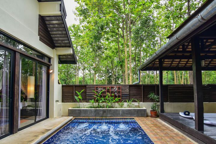 Hotel with Pool