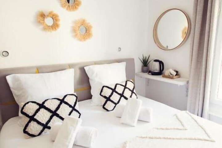 Room 52 of 148