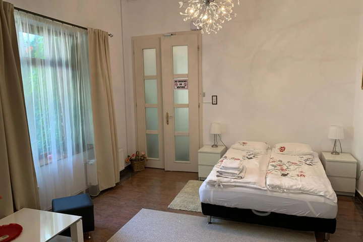 Room 6 of 18