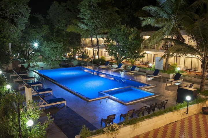 Hotel Pool