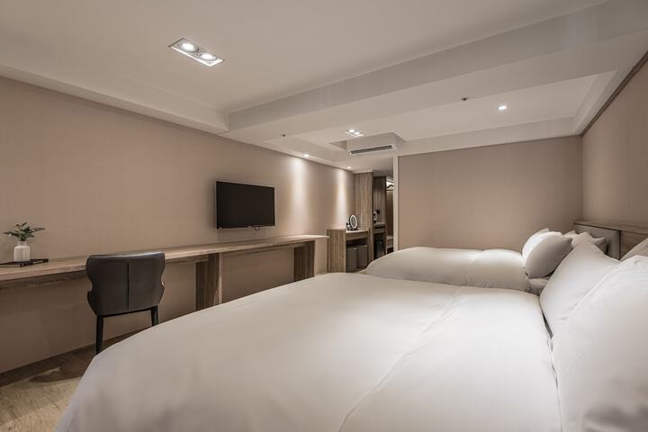 Room 13 of 145