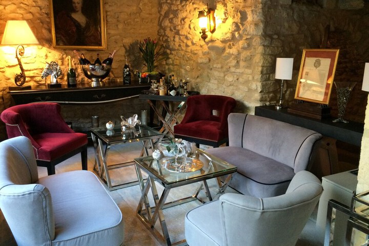 Lounge 41 of 53