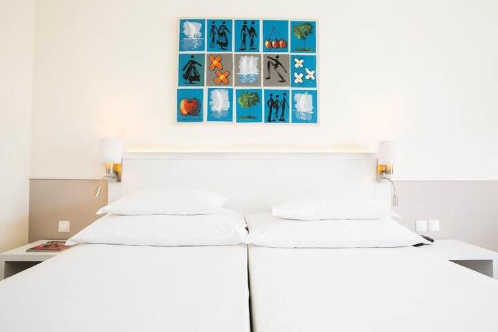 Room 9 of 37