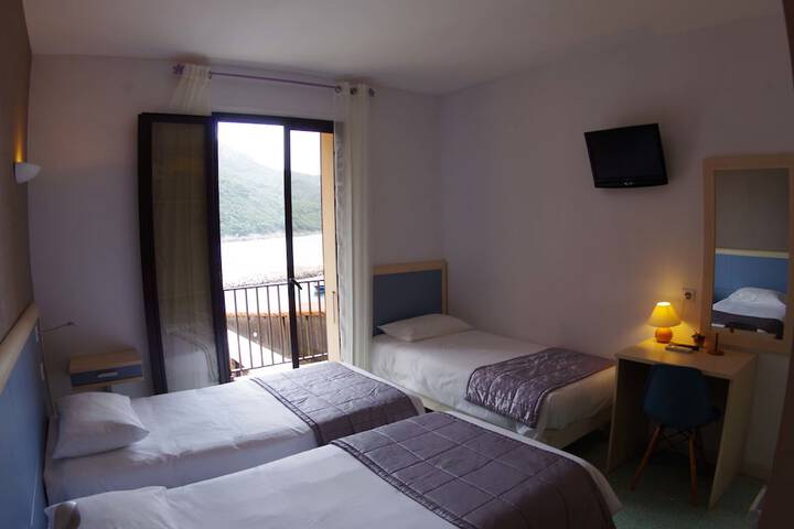 Room 12 of 82