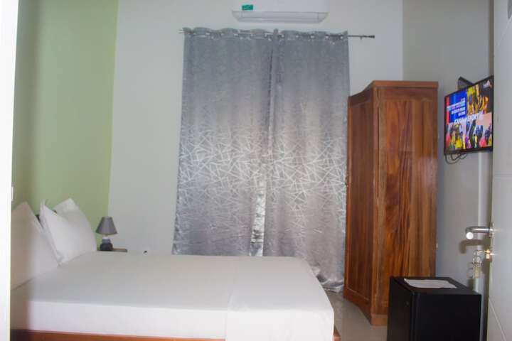 Room 4 of 25