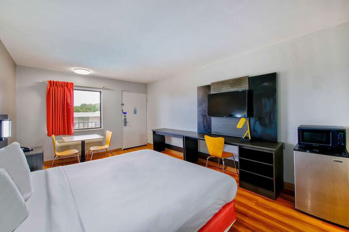 1 King Bed (2 of 9)