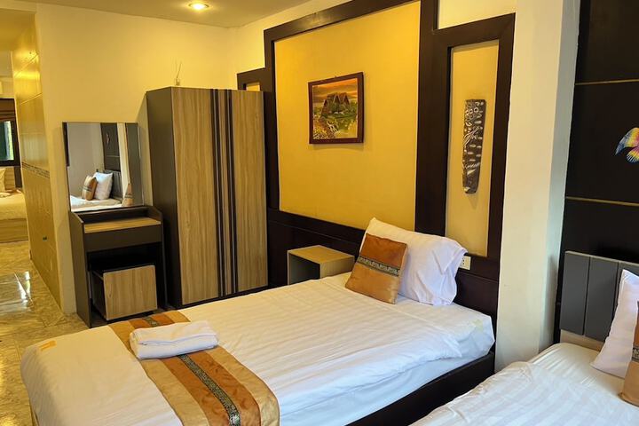 Room 32 of 68