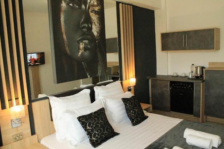 Room 10 of 14