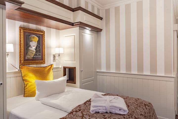 Room 40 of 77