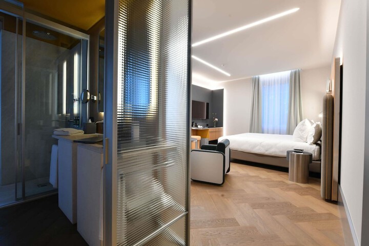 Room 16 of 103