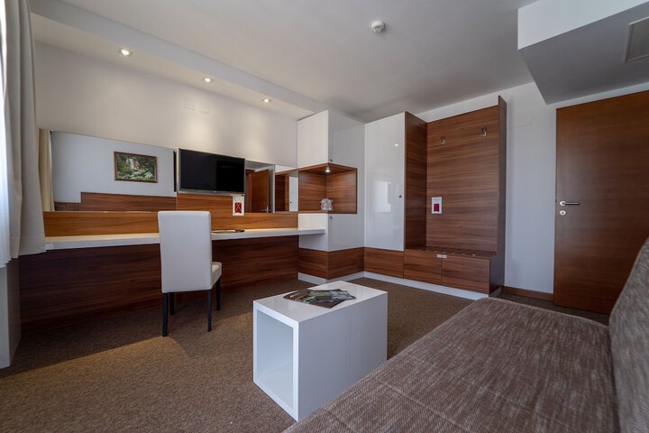 Room 14 of 93