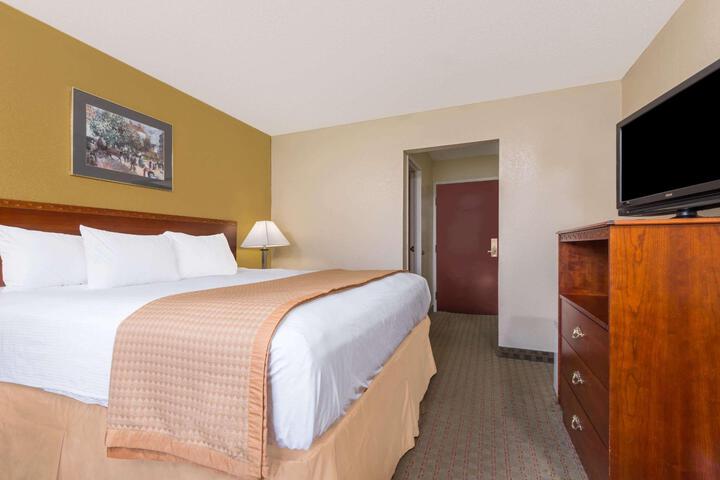 1 King Bed (3 of 10)