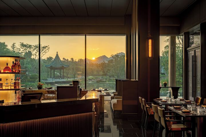 Lobby lounge