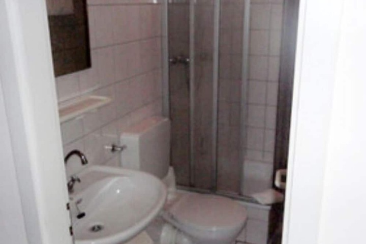 Room 6 of 8