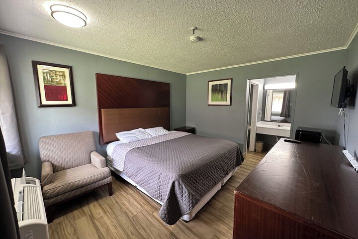 Room 8 of 18