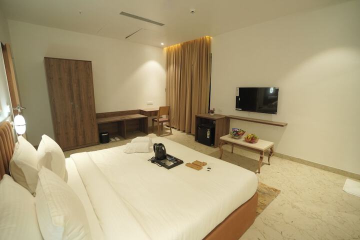 Room 30 of 102