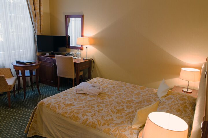 Room 8 of 38