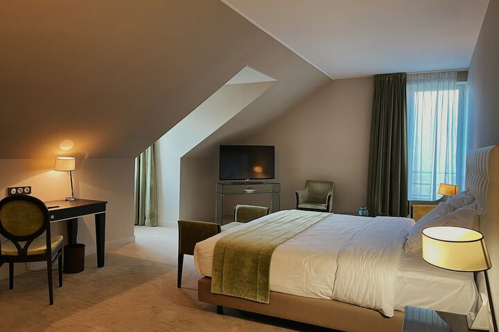 Room 10 of 37