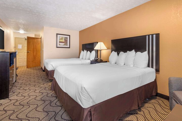 2 Queen Beds High Speed Internet Accessible Microwave and Refrigerator Desk Coffee Make (5 of 10)