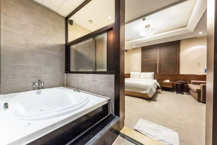 Room 4 of 11
