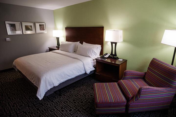 1 King Bed (3 of 10)