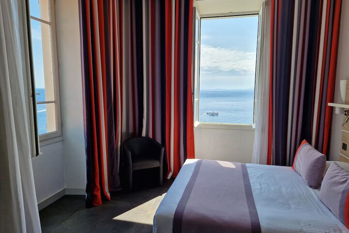 Room 27 of 103
