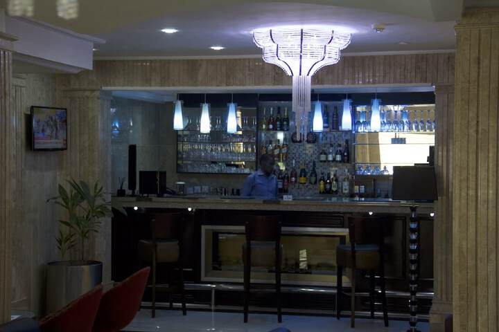 Lounge 36 of 44