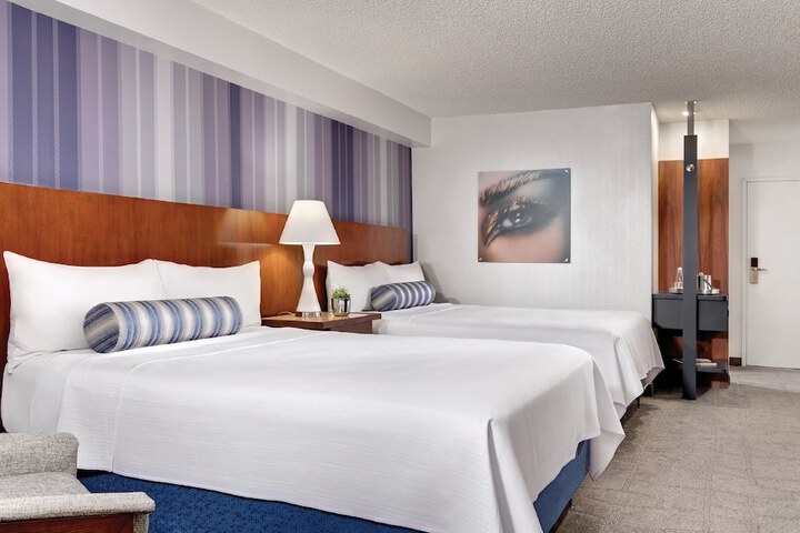 Queen Size Bed (10 of 26)
