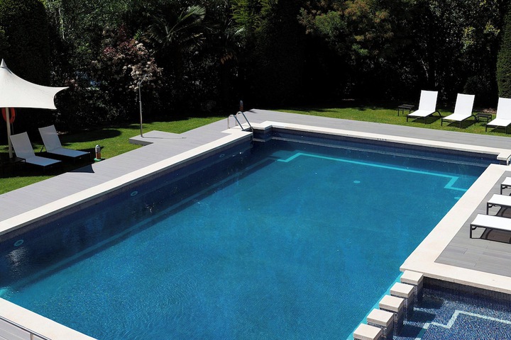 Hotel with Pool