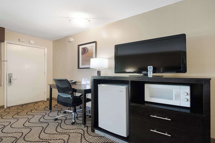 1 Queen Bed Deluxe Room High Speed Internet Accessible Sitting Area Desk Microwave (9 of 17)