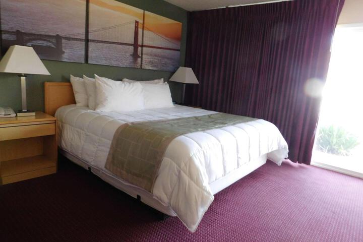 1 Queen Bed (3 of 19)