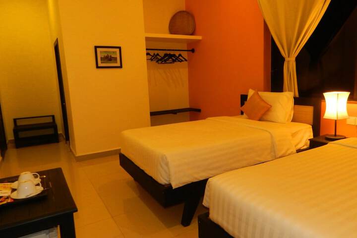 Room 13 of 36