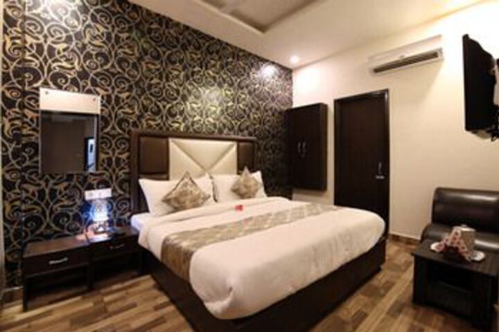OYO Rooms 111 Opp. Sangam Cinema