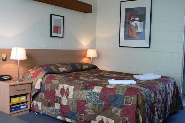 Room 9 of 18