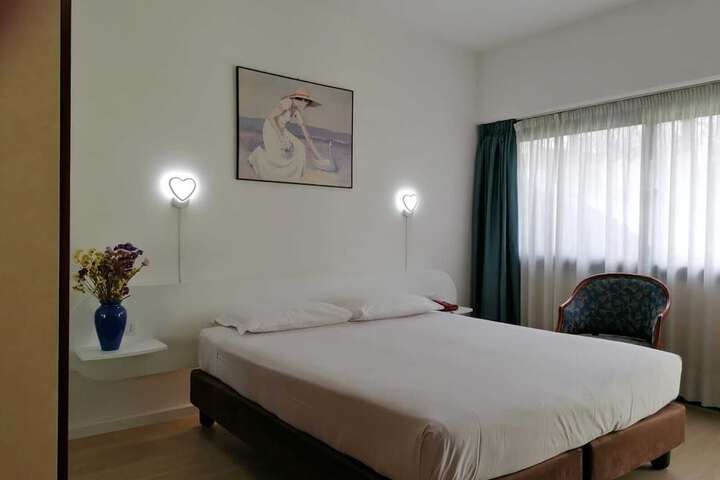 Room 12 of 42