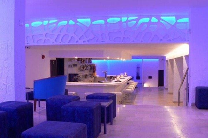 Lounge 27 of 40
