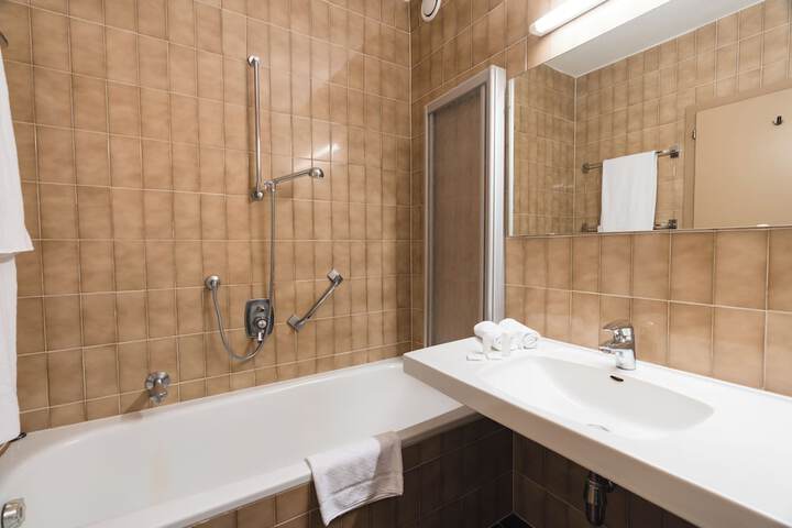 Room 12 of 24
