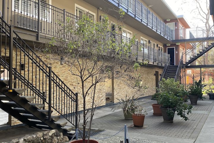 Hotel Exterior 22 of 23