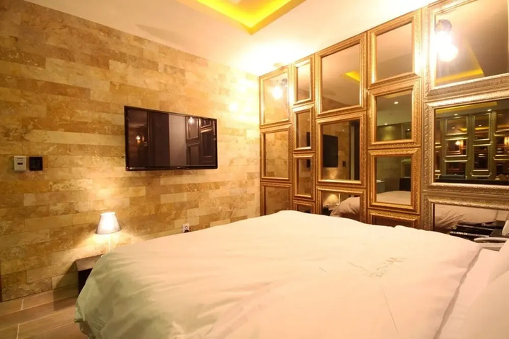 Room 4 of 19