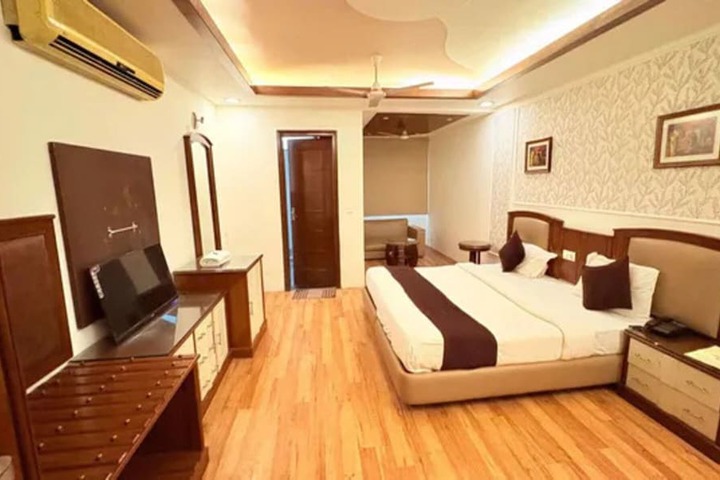 Room 6 of 18