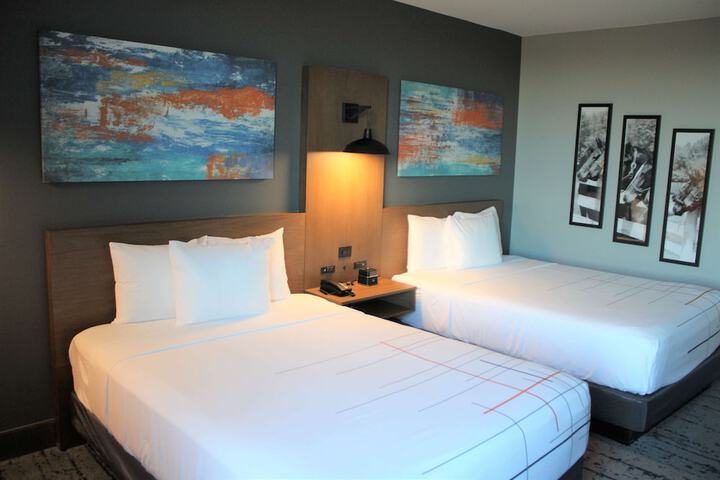 2 Queen Beds (3 of 5)