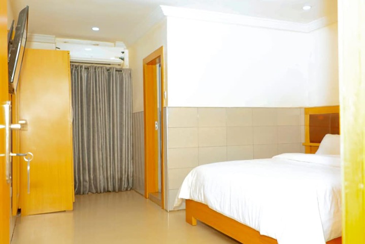 Room 9 of 24