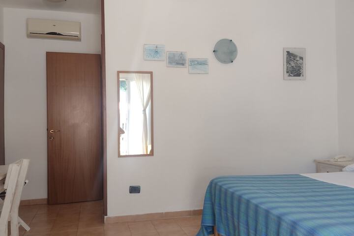 Room 8 of 28