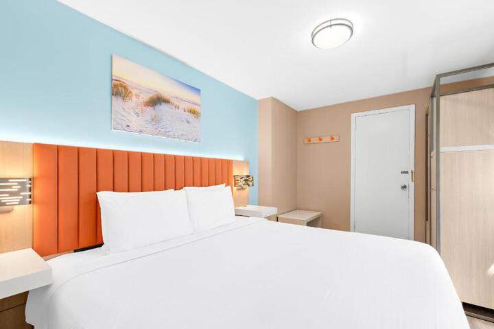 1 King Bed (4 of 4)