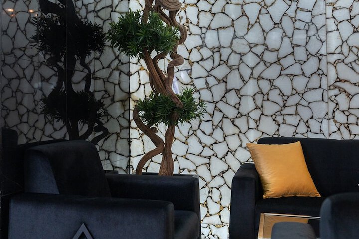 Lounge 51 of 56